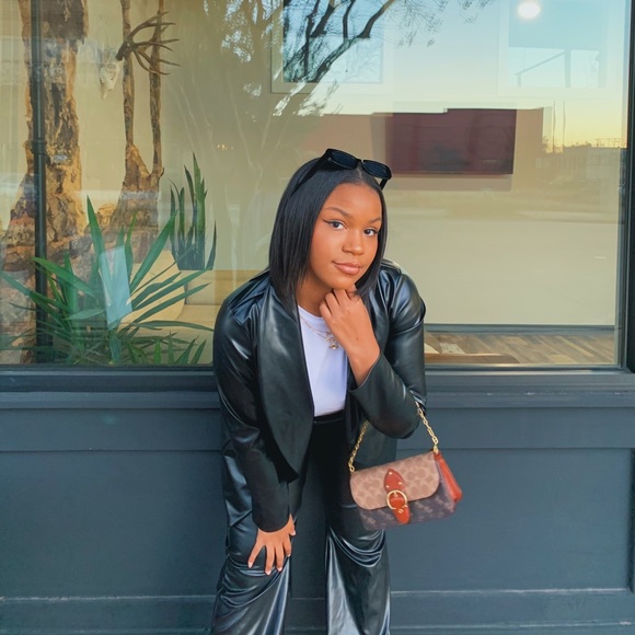 Meet your Posher, Aretha - Picture 3 of 3